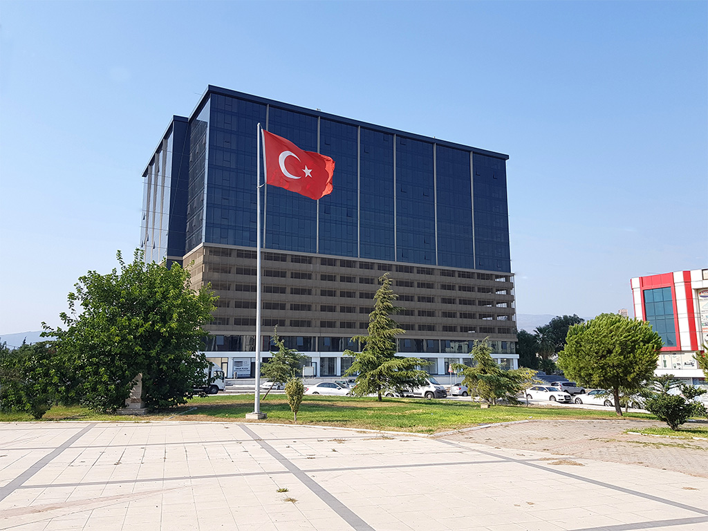 İzmir Gıda Çarşısında 2+1 Oda 130 m2 Net Köşe Kiralık Ofis